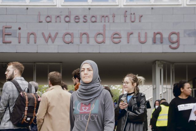 Migrationspolitik zielt auf Spaltung: Staatsbürger, Menschen mit befristeter, unbefristeter und ohne Aufenthaltsgenehmigung.