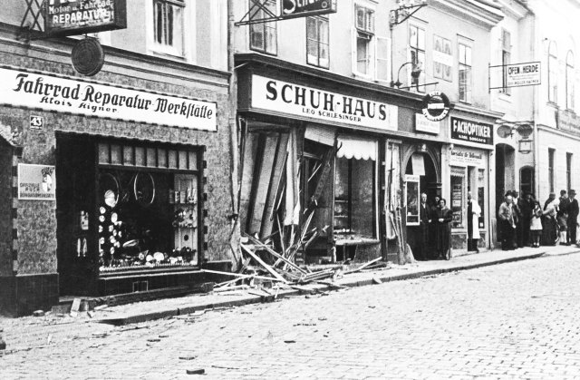 Die Zerstörungen an jüdischen Geschäften in Wien am 10. November 1938