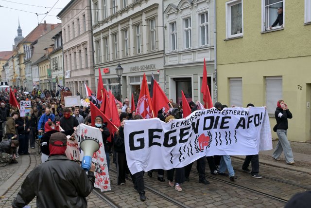 Weit weg vom Parteitag wird in der Innenstadt gegen die AfD demonstriert.