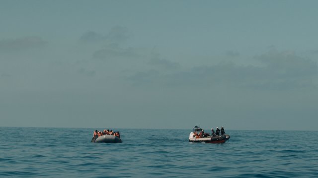 Sea-Watch rettet Migranten aus einem Schlauchboot im zentralen M...