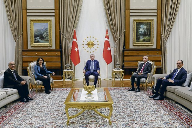 Im Dialog mit der PKK macht der türkische Staat keine Zugeständnisse: Präsident Erdoğan (m) trifft sich mit der pro-kurdischen DEM-Partei.