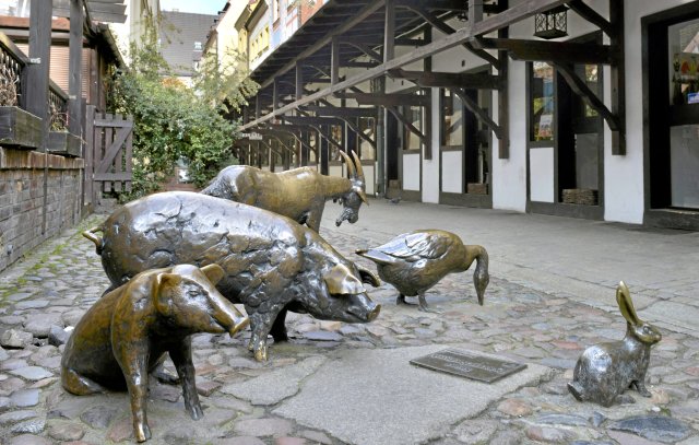 Stadt voller Statuen: in der Fleischergasse von Wrocław