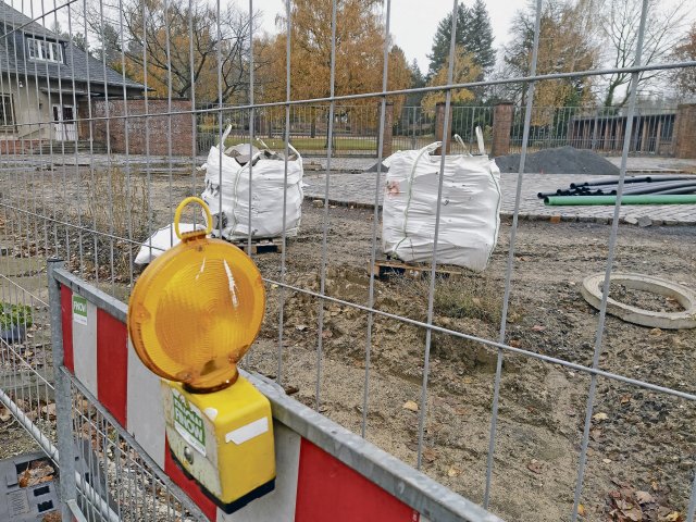 Ein Bauzaun verstellt noch immer den direkten Weg zur Gedenkstät...