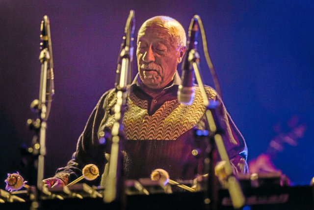 In seiner Musik vereint Mulatu Astatke Musik aus drei Kontinenten (hier vor drei Mikrofonen).