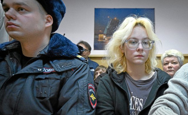 Seit einem Monat steht Diana Loginowa (mit Brille) immer wieder ...