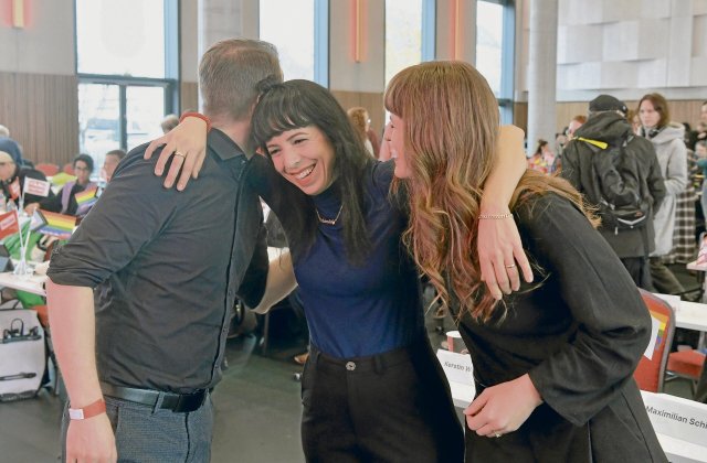 Endlich mal Grund zum Feiern: Die Linkspartei stellt sich geschl...