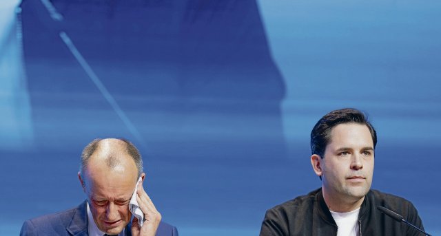 Bundeskanzler Friedrich Merz (links) hat mit Johannes Winkel, Bu...