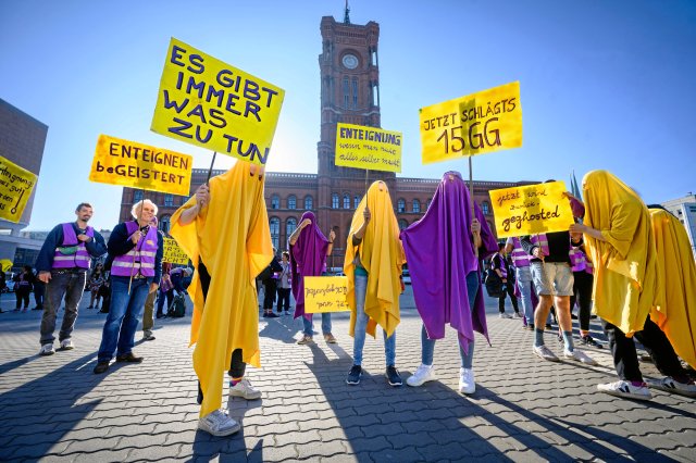 Die Enteignung großer Wohnungskonzerne in Belrin hat in Berlin e...