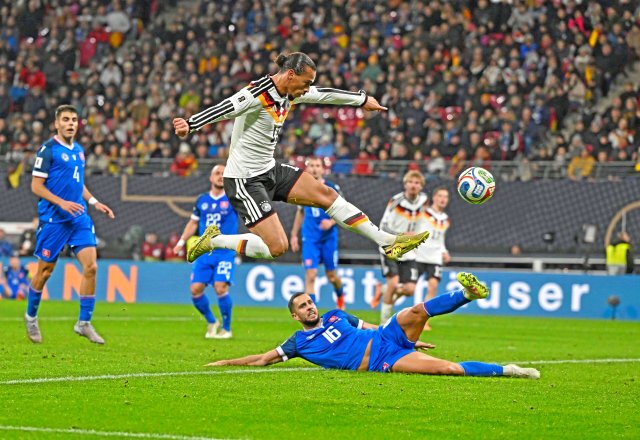 Nutzte seine Chance: Leroy Sane (o.) traf gegen die Slowakei dop...