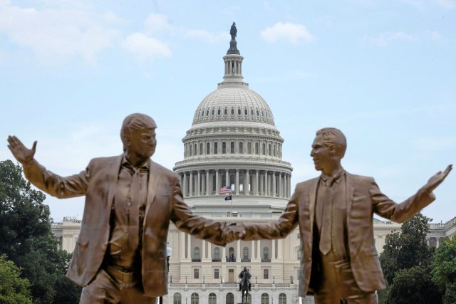 Im Herbst war in Sichtweite des US-Kongresses eine Statue von Donald Trump (l.) und Jeffrey Epstein aufgestellt worden.