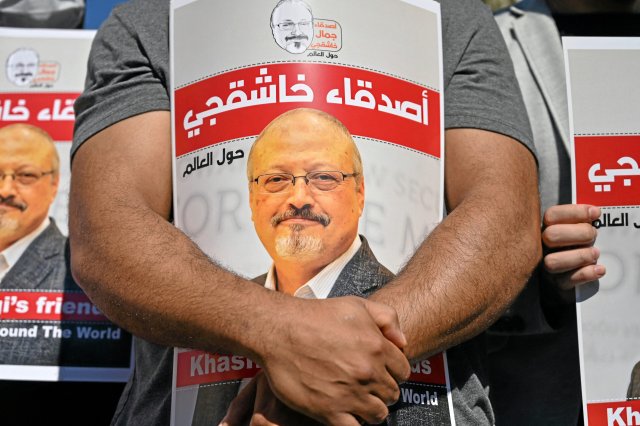 Vor dem saudischen Konsulat in Istanbul: Freunde des ermordeten ...