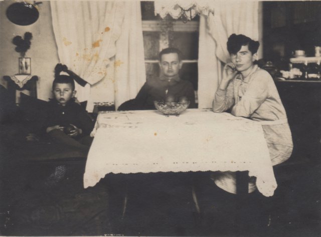 Sohn Herbert mit seinen Eltern Hans und Luise Mosch in ihrer bescheidenen Arbeiterwohnung im sächsischen Oederan Anfang der 1930er Jahre.