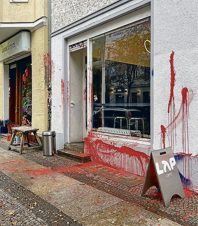Ende Oktober 2025 wurden LAPs in mehreren Stadtteilen mit roter Farbe beschmiert.