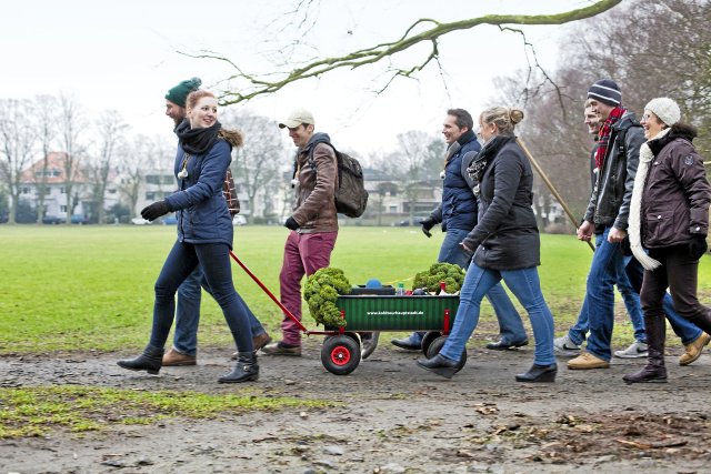 Die Bollerwagen-Tour endet mit einem deftigen Grünkohlessen.