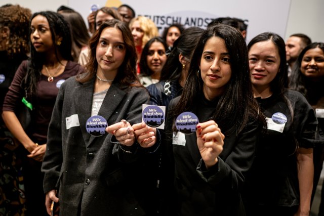 Merz bezeichnete die Preisträger als »Vorbilder für viele in die...