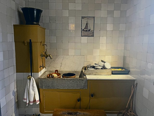 Schon recht modern: Spüle mit Wasseranschluss