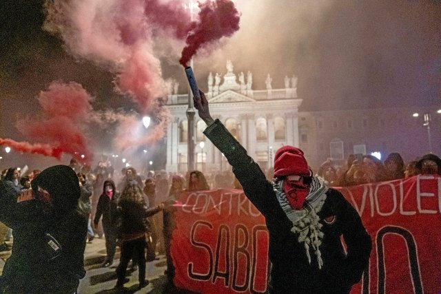 Italien, Rom, 22.November 2025 Zehntausende schließen sich der Demonstration der Bewegung »Non una di meno« (Nicht eine weniger) an: gegen Femizide, Transmorde und Lesbenmorde