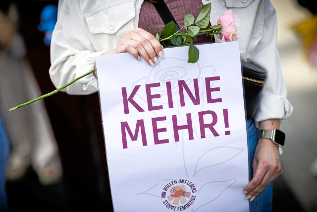 Eine Demonstrantin hält bei einer Kundgebung für eine getötete Frau ein Plakat mit der Aufschrift «Keine mehr! Wir wollen uns lebend. Stoppt Femizide.». Die junge Frau aus Algerien war am 4. Juli in Hemmingen (Region Hannover) tödlich verletzt worden.