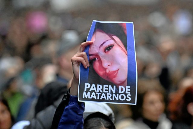 Keine mehr! In Argentinien: Morena Verdi. Die Demonstration am 27. September in Buenos Aires stand unter dem Motto »Es gibt keine guten oder schlechten Opfer, nur Femizide« und war drei ermordeten Teenager gewidmet, die zur Prostitution gezwungen wurden. Die Leichen der 20-jährigen Cousinen Morena Verdi und Brenda Del Castillo sowie der 15-jährigen Lara Gutierrez wurden am 24. September 2024 im Garten eines Hauses gefunden, fünf Tage nachdem sie verschwunden waren. Das Verbrechen wurde live auf Instagram übertragen und von 45 Mitgliedern eines privaten Accounts verfolgt.