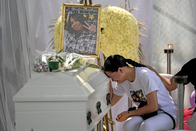 Keine mehr! In Kolumbien: Michel Dayana Gonzalez. Die Schwester von Michel Dayana Gonzalez, einem 14-jährigen Mädchen, das in der Nacht zum 7. Dezember getötet wurde, trauert am 11. Dezember 2023 während ihrer Beerdigung in Cali, Kolumbien. Laut den Behörden ist der Hauptverdächtige der Wachmann des Autohauses, der flüchtig ist.