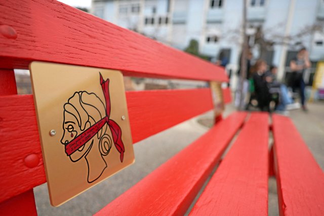 Keine mehr! In Deutschland: Pro Stunde werden 15 Frauen Opfer von partnerschaftlicher Gewalt. Die Zahlen der Opfer von häuslicher Gewalt 2024 sind auf 187000 gestiegen, 3,5 Prozent, mehr wie im Jahr zuvor. Trotzdem wird weiter in der Sozialpolitik weniger Geld ausgegeben. Beratungsstellen, Frauenhausplätze werden gekürzt, es fehlen Schutzsysteme.