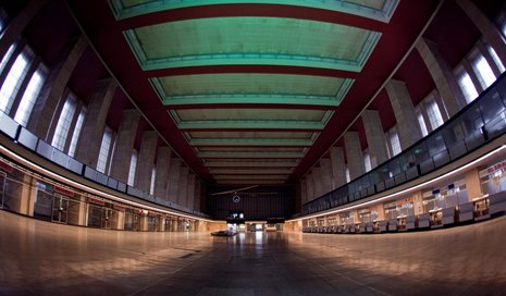 Die weite Leere der Tempelhof-Hallen wird einer hektischen Betriebsamkeit in Sachen Popmusik weichen, Berlin zum Zentrum des Genres werden. Foto: Promo
