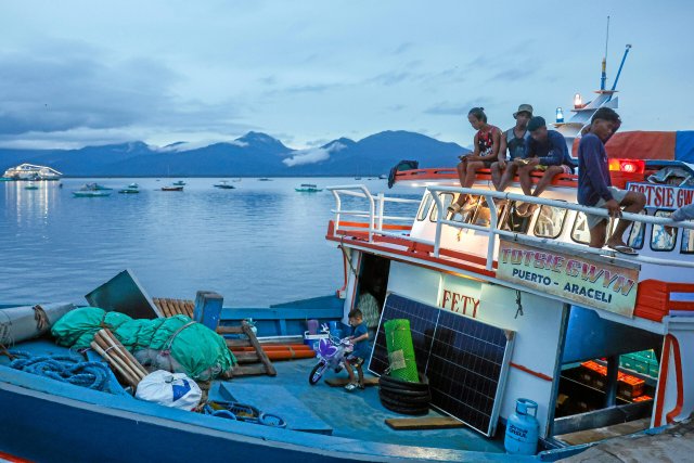 Nach dem Schnorcheln zum Landgang: Abendstimmung in einem Hafen von Palawan