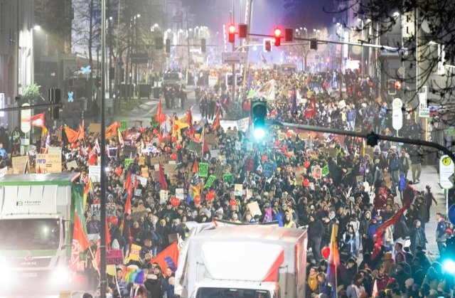 Innenminister Poseck zählte 25 000 Gegendemonstrant*innen, das Bündnis »Widersetzen« nannte die doppelte Zahl.