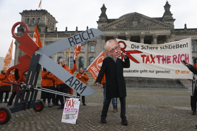 Aktivist*innen von Attac vor dem Reichstag