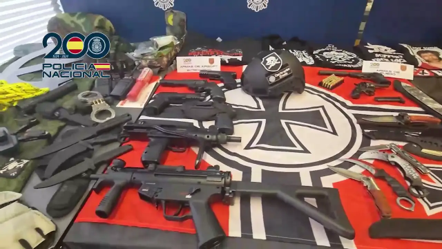 Bei den Razzien entdeckte Schuss- und Stichwaffen.