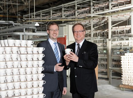 Mit Innovationen wie diesen haben die beiden Neueigentümer Günther Raithel und sein Sohn Holger Raithel die Traditionsfirma aus der DDR inzwischen unter die fünf umsatzstärksten deutschen Porzellan-Produzenten geführt.