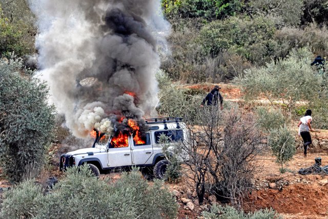 Israelische Siedler haben während eines Angriffs auf ein Dorf im Westjordanland ein Fahrzeug in Brand gesteckt.