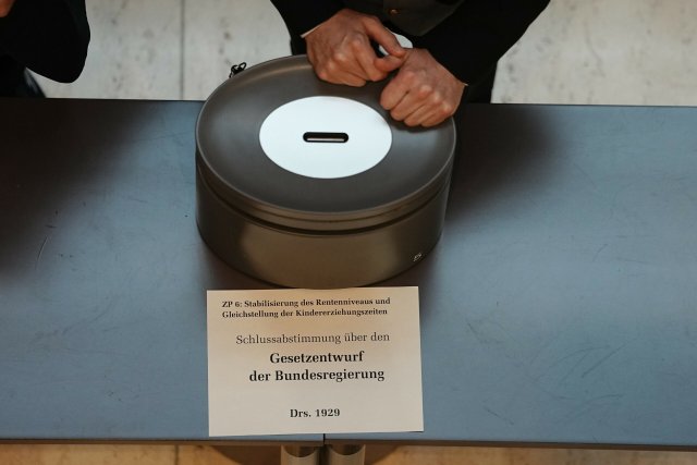 Die Abgeordneten des Bundestages haben in namentlicher Abstimmun...