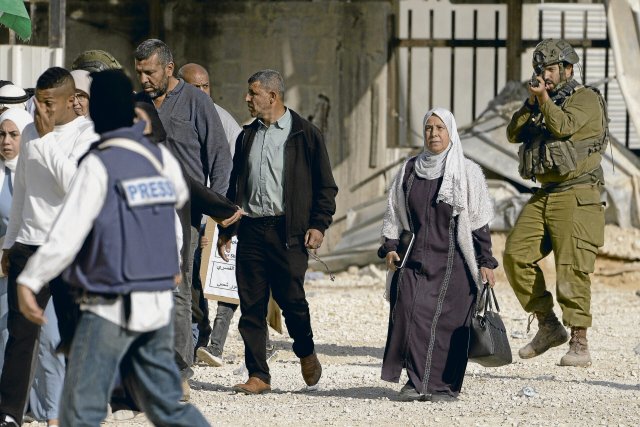 Ein israelischer Soldat zielt im Westjordanland auf Palästinense...