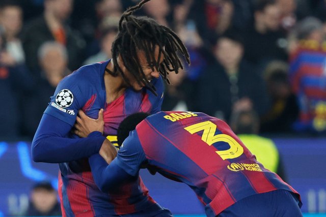 Barcelonas Jules Kounde (l.) feiert sein zweites Tor für Barcelo...