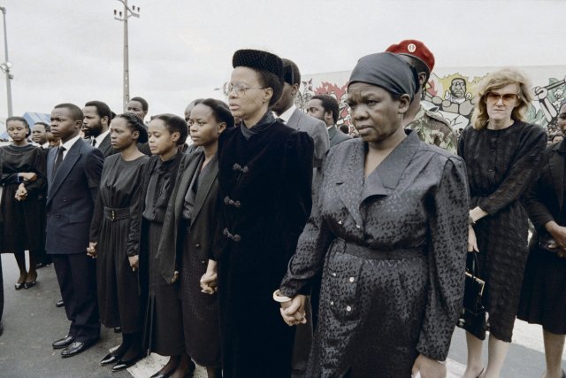 Beerdigung des Pr&auml;sidenten von Mosambik, Samora Machel, am 26. Oktober 1986 in Maputo. Unter den Trauerg&auml;sten ist auch seine Witwe Gra&ccedil;a Machel.