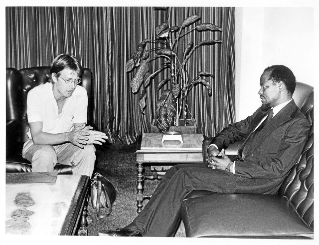 Als Vertreter der bundesdeutschen Solidarit&auml;tsbewegung spricht der Autor im November 1986 mit Joaquim Chissano, dem k&uuml;nftigen Pr&auml;sidenten Mosambiks.
