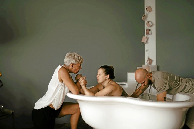 Cita Lundin unterst&uuml;tzt bei der Geburt auf Augenh&ouml;he im wahrsten Sinne.