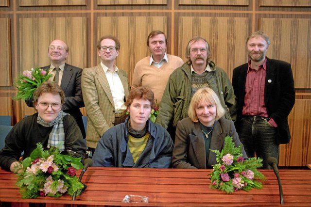 Die 1990 gew&auml;hlten Abgeordneten von B&uuml;ndnis 90/Die Gr&uuml;nen im Bundestag: Christian Schenk, Ingrid K&ouml;ppe, Vera Wollenberger (vorn v.l.n.r.), Wolfgang Ullmann, Konrad Wei&szlig;, Klaus-Dieter Feige, Gerd Poppe und Werner Schulz (hinten v.l.n.r.)