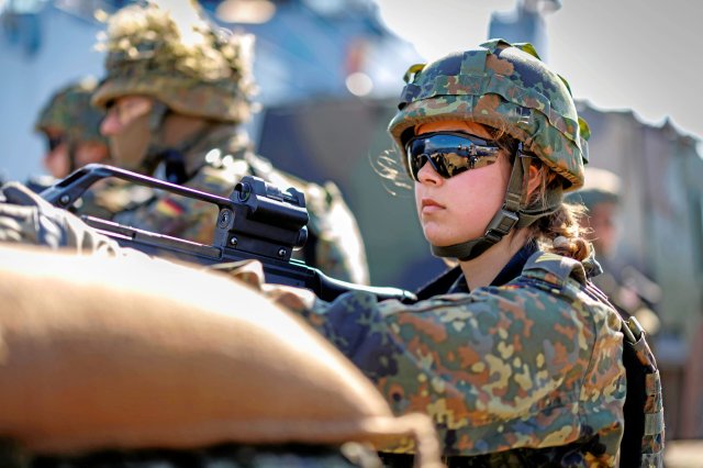 Die Sicherung und der Schutz des strategischen Seetransports von Milit&auml;rkr&auml;ften nach Litauen ist der Schwerpunkt der multinationalen Militaer&uuml;bung Quadriga 2025 in Rostock. Hier Soldaten bei der Absicherung das Hafenbereiches.