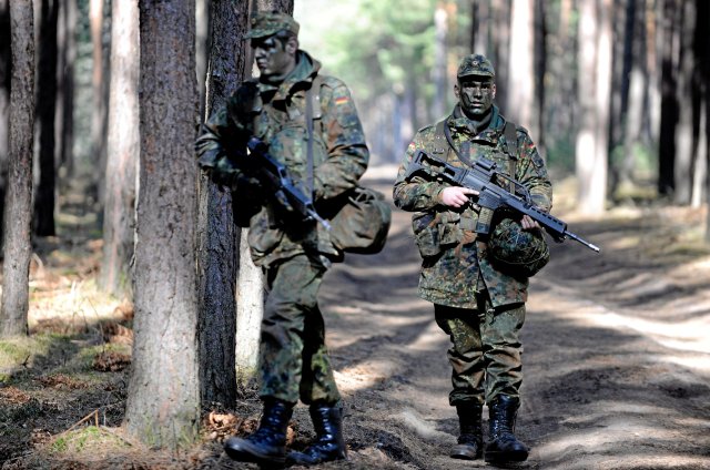 Soldaten des Logistikbataillons 172 &uuml;ben in Beelitz in ihrer Grundausbildung das Leben im Gel&auml;nde und infanteristische Grundlagen.