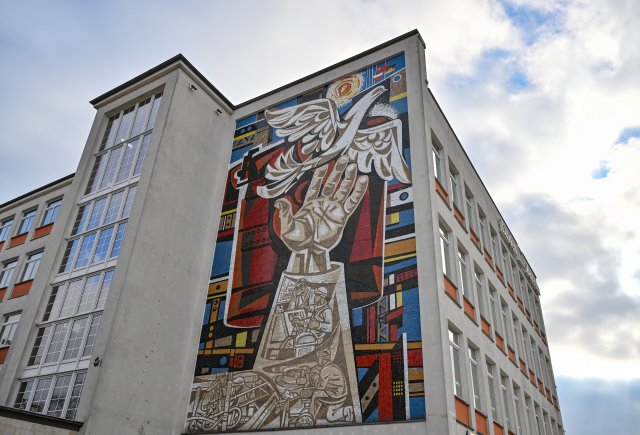 Die Friedenstaube, ein stetig wiederkehrendes Motiv bei Womacka, an der Fassade eines ehemaligen Kaufhauses in Eisenh&uuml;ttenstadt.