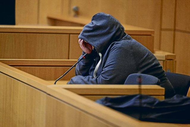 Der Angeklagte Fernando P. im Gerichtssaal in Aachen.