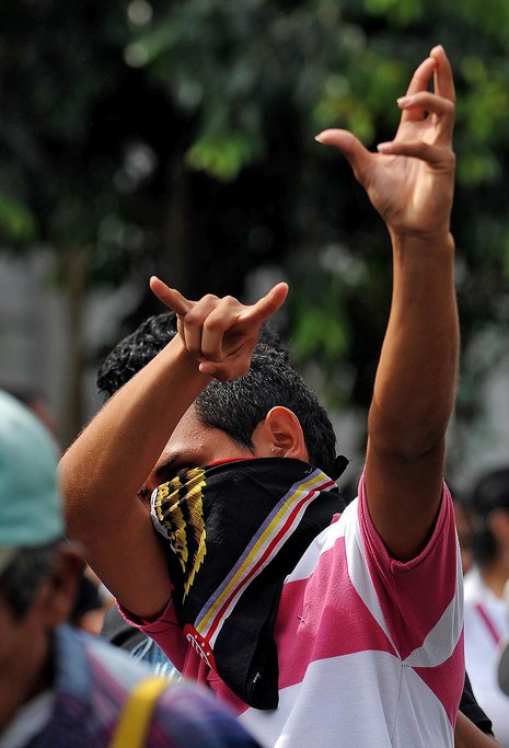 Mitglied der Mara Salvatrucha bei einer Demonstration Foto: AFP