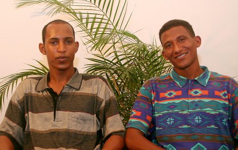 Der 23-jährige Petros Aforki Mulugeta (links) und der 28-jährige Yonas Haile Mehari haben eine wahre Odyssee hinter sich. Zuerst gelang ihnen die Flucht aus Eritrea nach Deutschland, dann wurden sie unter dubiosen Umständen abgeschoben und in ihrem Heimatland wegen Desertion inhaftiert. Nach der Flucht jeweils aus einem Militärgefängnis schafften sie es über Umwege wieder nach Deutschland und sind nun als asylberechtigt anerkannt.