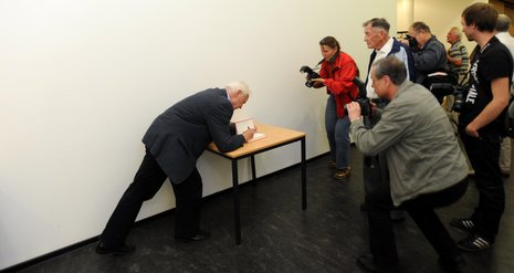Sportiv: Hans Modrow beim Signieren.