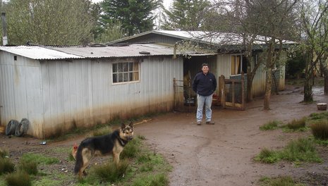 Pedro Ñirripil vor seinem bescheidenen Haus. Seine Frau Elena Cayupan (u.) beim Mate-Tee. Ihr Sohn Eliseo gehörte zu den hunger-streikenden Mapuche.