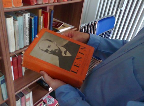 Driebe mit einem Band von Piecks Lenin-Ausgabe