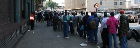 Vor dem Konsulat von Simbabwe in der Innenstadt von Johannesburg herrscht Massenandrang: Bis Ende des Jahres müssen sich die Simbabwer um reguläre Aufenthaltspapiere für Südafrika kümmern.