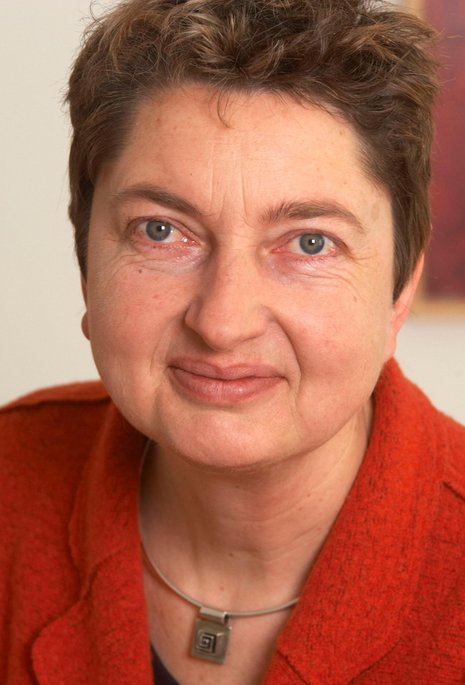 Annelie Buntenbach – von 1994 bis 2002 Bundestagsabgeordnete von Bündnis 90/Die Grünen – ist seit 2006 Mitglied des geschäftsführenden DGB-Bundesvorstandes. Die 55-Jährige ist zudem Vorsitzende des Verwaltungsrates der Bundesagentur für Arbeit, Mitglied im wissenschaftlichen Beirat von Attac Deutschland und Gründungsmitglied des Instituts Solidarische Moderne.